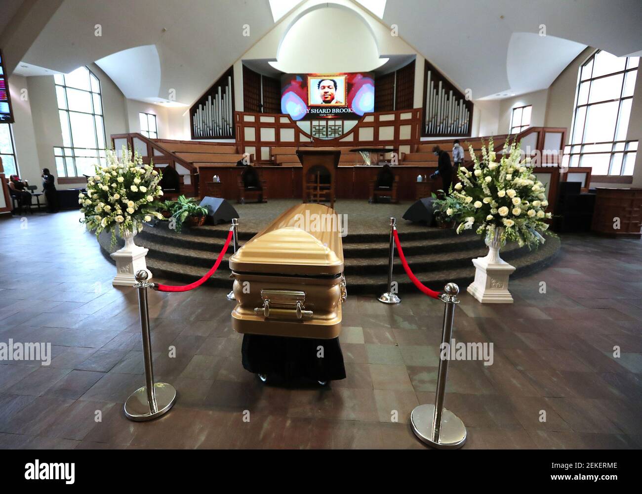 Il corpo di Rayshard Brooks arriva per i suoi funerali alla Chiesa Battista di Ebenezer martedì 23 giugno 2020 ad Atlanta. Brooks, 27 anni, morì il 12 giugno dopo essere stato ucciso da un ufficiale in un parcheggio di Wendy. (Foto di Curtis Compton/The Atlanta Journal-Constitution/TNS/Sipa USA) Foto Stock
