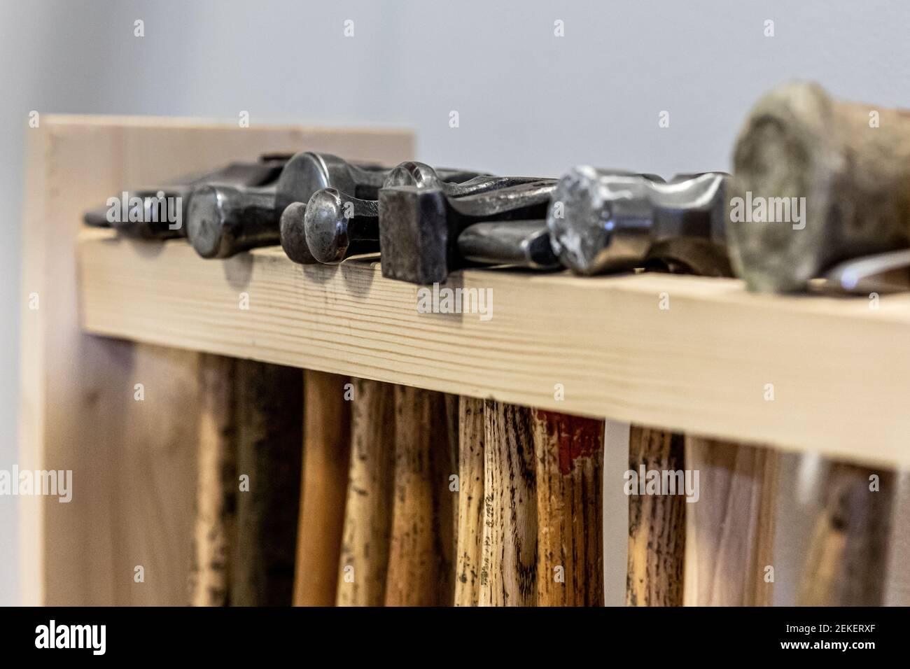 Martelli allineati su un rack. Foto Stock