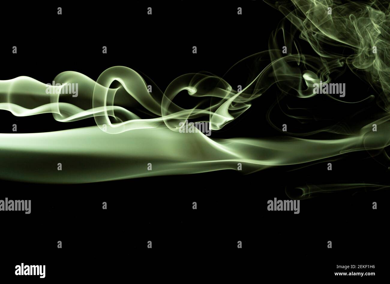 tessuto di fumo giallo su sfondo nero Foto Stock
