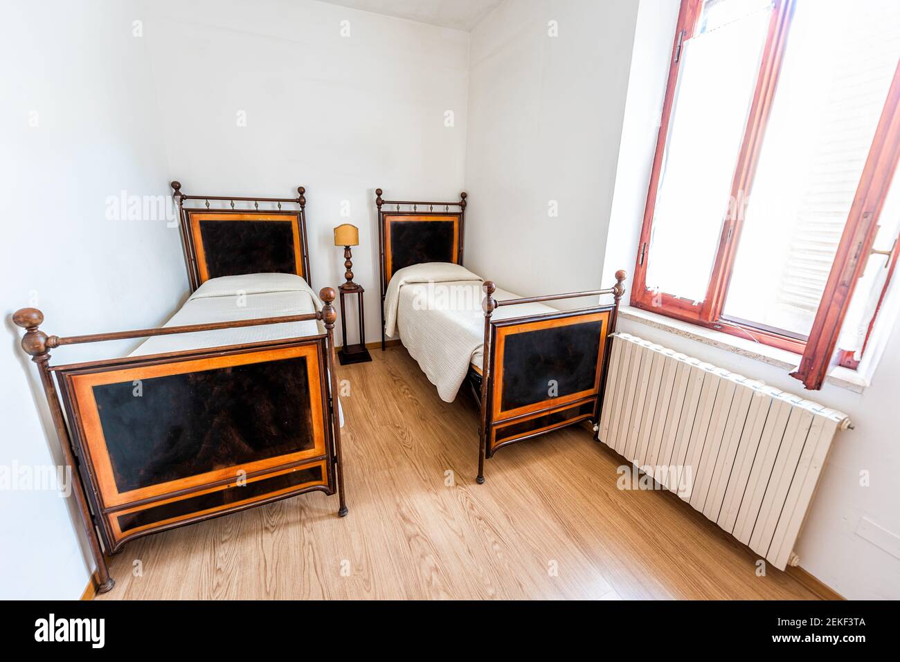 Rustico antico vecchio stile casa di campagna italiana cottage camera da letto in villa con due letti singoli con materasso e pavimento in legno con finestra Foto Stock