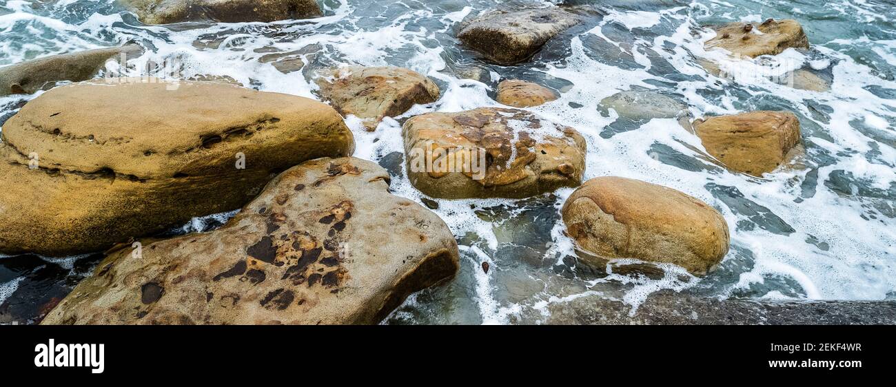 Surf su rocce rocciose, Point Lobos state Natural Reserve, Carmel, Monterey County, California, Stati Uniti Foto Stock