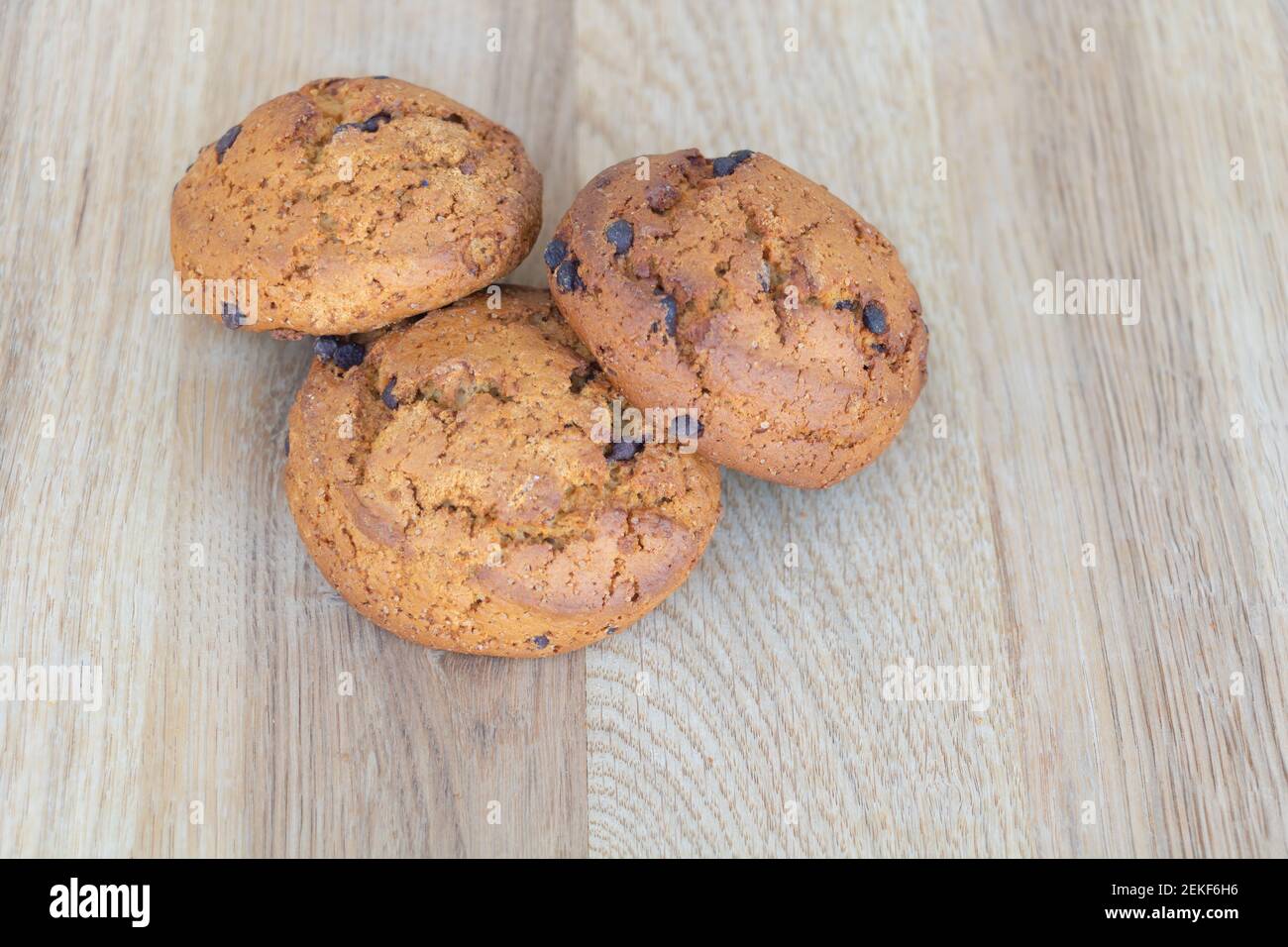 Biscotti con cioccolato marrone su sfondo di legno primo piano Foto Stock