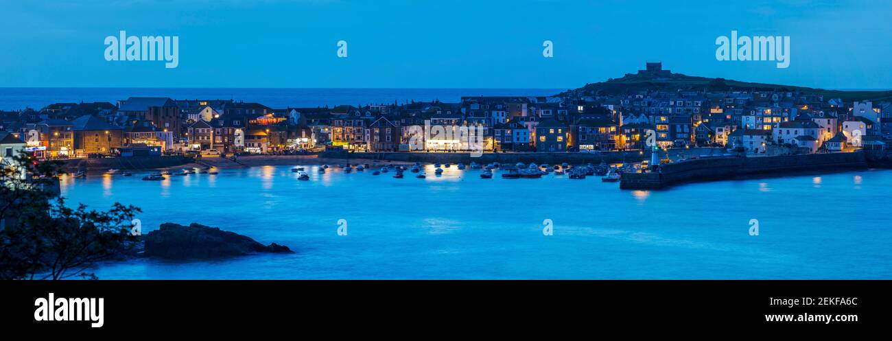 St Ives; Panorama della città al tramonto; Cornovaglia; Regno Unito Foto Stock