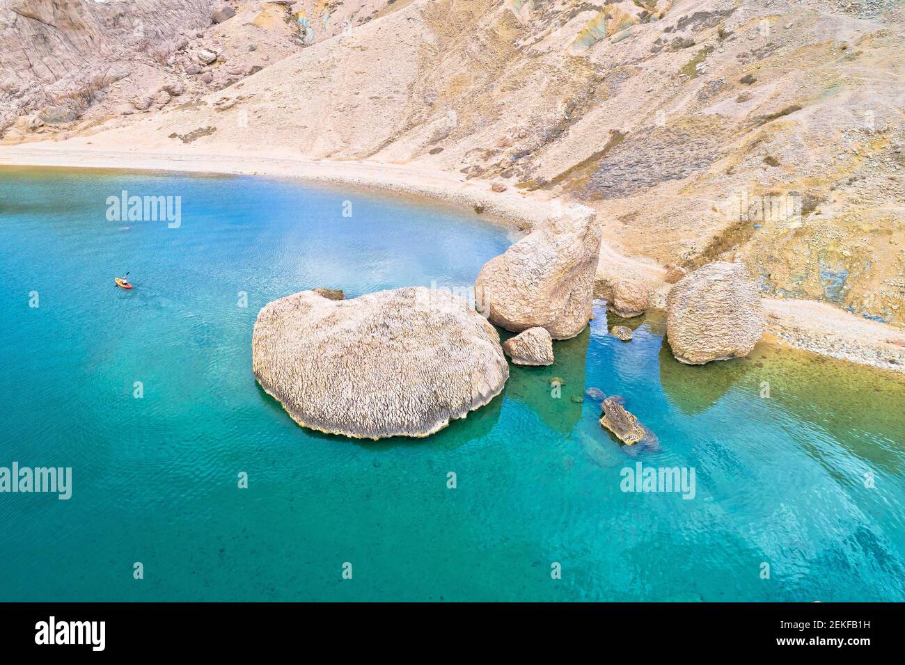Metajna, isola di Pag. Famosa spiaggia di Beritnica nel deserto di pietra incredibile paesaggio vista aerea, Dalmazia regione della Croazia Foto Stock
