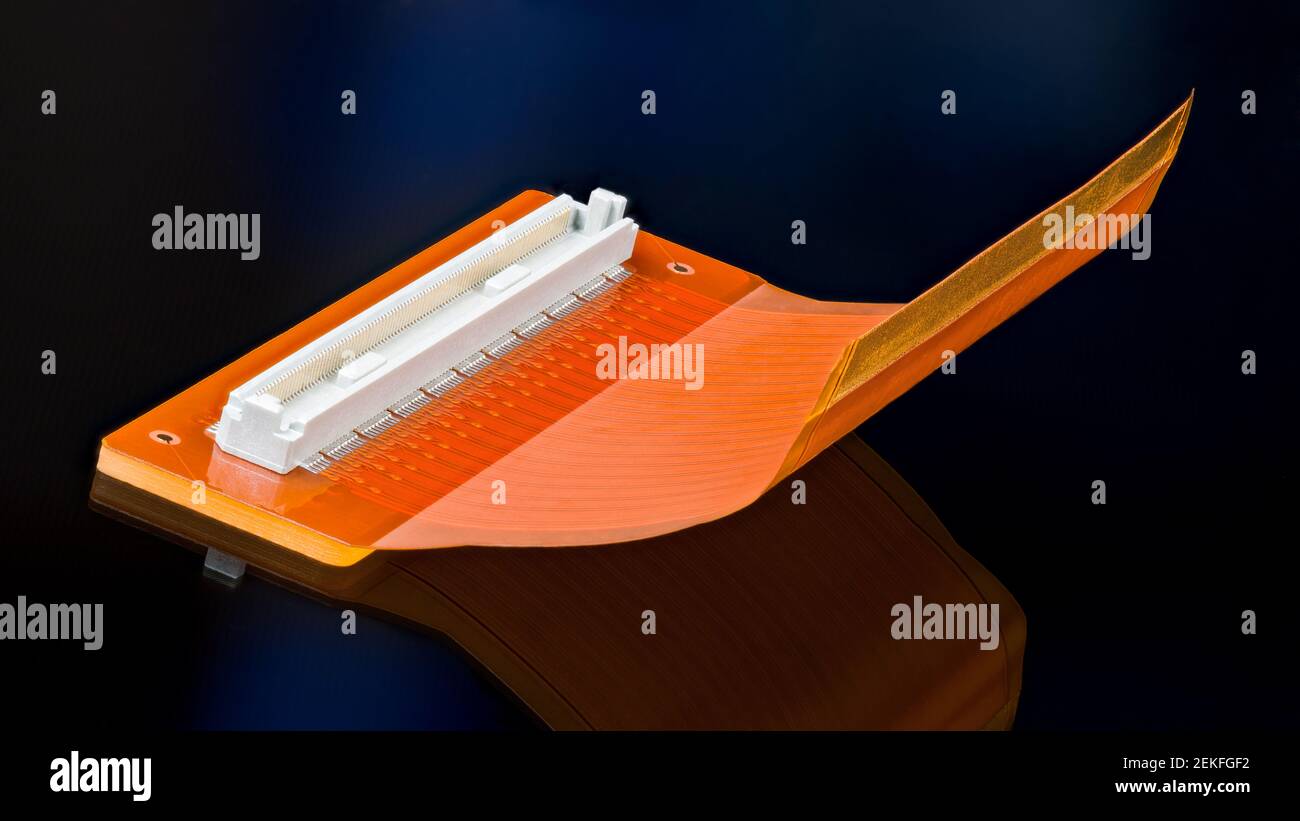 Scheda a circuito stampato flessibile arancione con connettore bianco e riflessione su sfondo nero. Fermi immagine artistica con dettagli PCB in plastica piegata. Dispositivo elettronico. Foto Stock