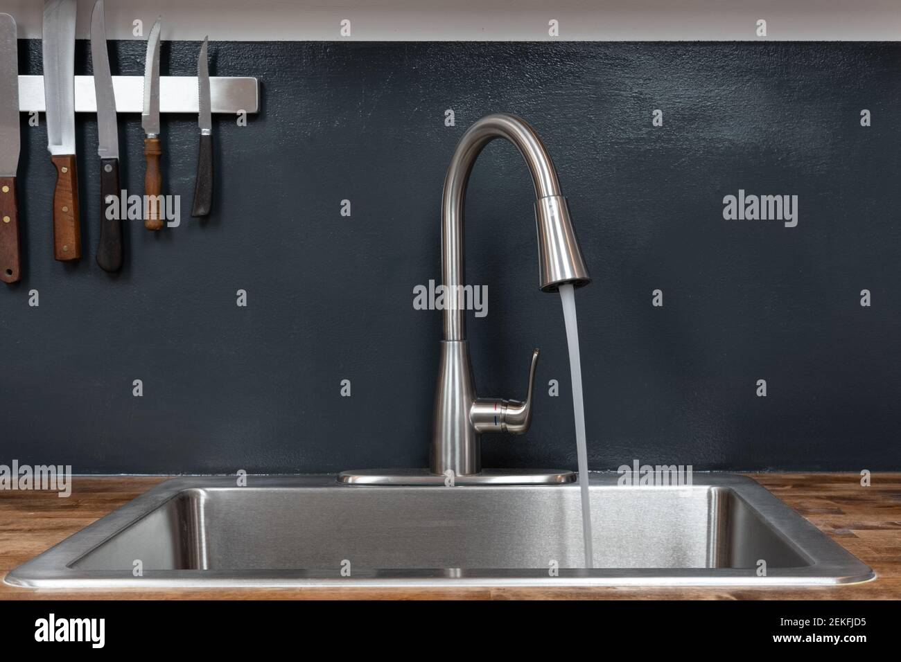 Lavello con acqua corrente nella cucina dello chef Foto stock - Alamy