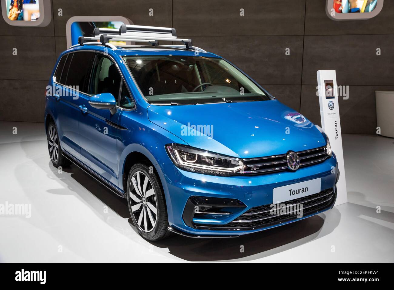 L'auto Volkswagen Touran è presentata al Salone Autosalon di Bruxelles. Belgio - 18 gennaio 2019. Foto Stock