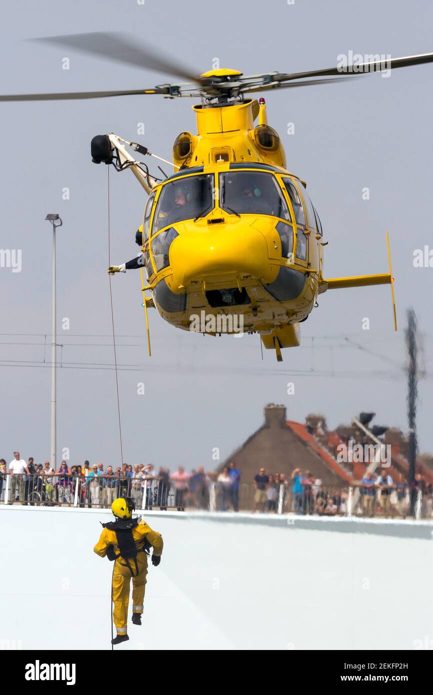 Elicottero di soccorso Eurocopter AS365 Daupin da NHV-Noordzee Helikopters operazione di salvataggio. 3 settembre 2016.. Foto Stock