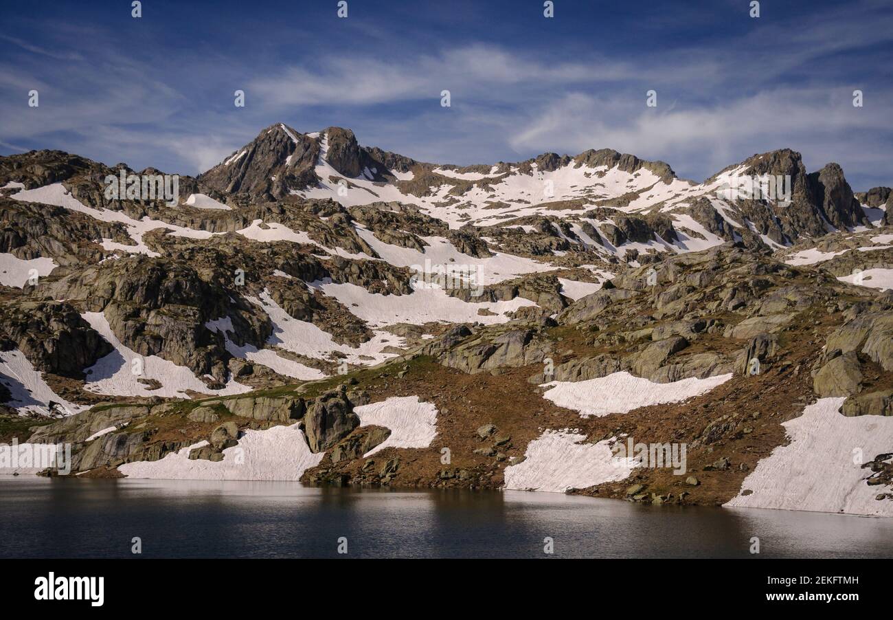 Vista della vetta del Montardo vista dall'Estany de Travessani (Valle di Boí, Catalogna, Spagna) ESP: Viste del Montardo desde el Estany de Travessani Foto Stock