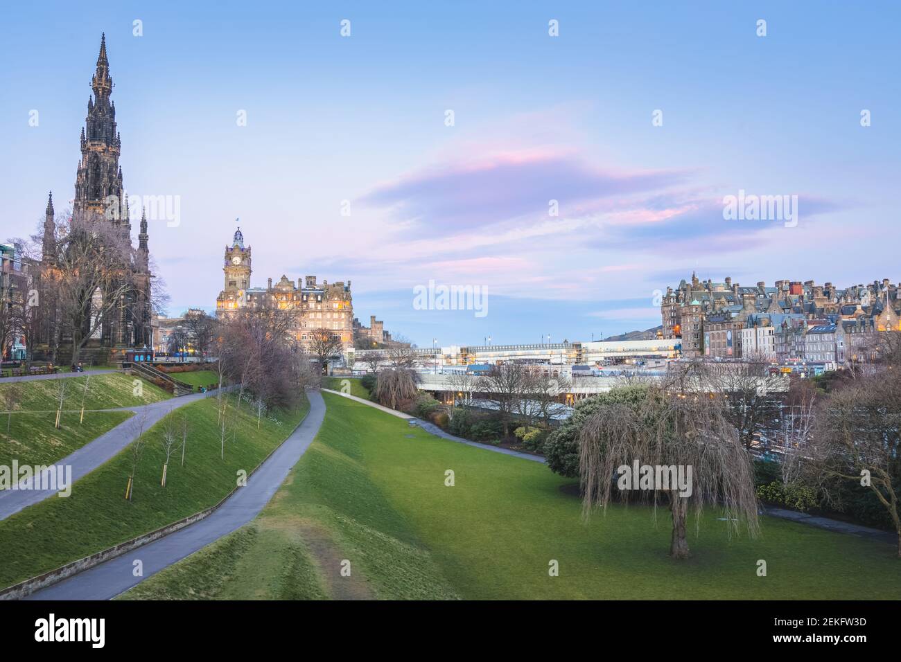 Skyline notturno di Edimburgo, Scozia con il colorato tramonto o il cielo all'alba con il Monumento Scott, la Torre dell'orologio Balmoral, Princes Street Gard Foto Stock