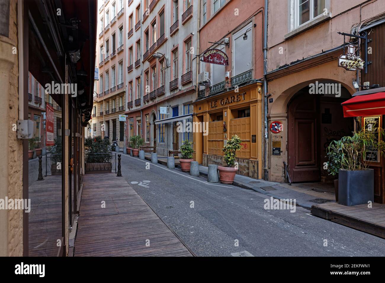 LIONE, FRANCIA, 19 febbraio 2021 : in seguito alle restrizioni, la maggior parte dei bar e dei ristoranti deve chiudere le porte in Francia. Molto potrebbe defi Foto Stock
