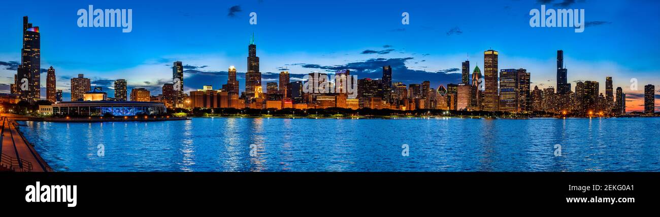 Lo skyline di Chicago e il lago Michigan al tramonto, Illinois, USA Foto Stock