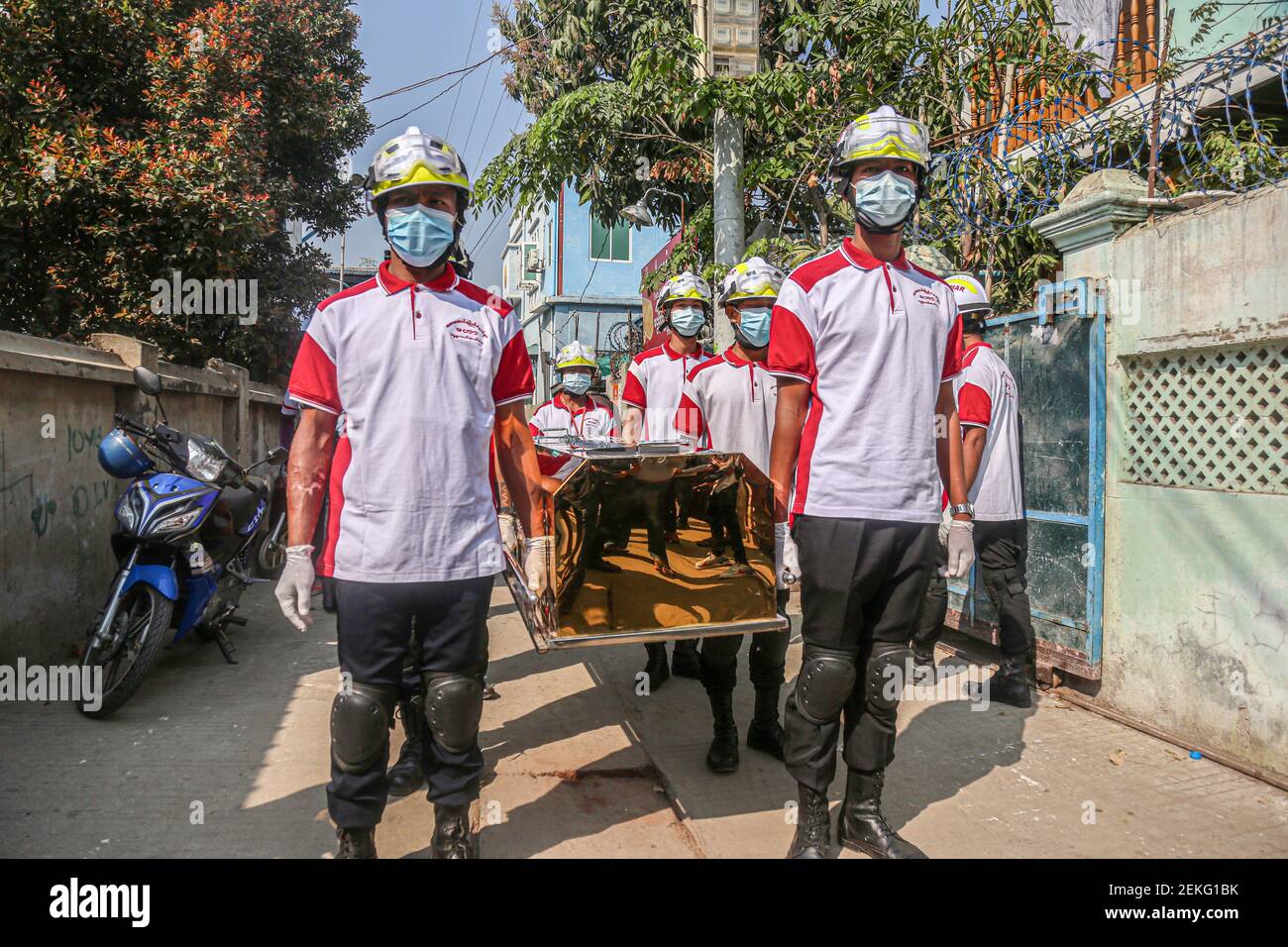 Gli uomini dell'organizzazione di beneficenza sociale sono visti portare la bara di Thet Naing Win che è stato ucciso dalla forza di sicurezza di Myanmar durante le proteste militari del colpo di stato. Migliaia di persone si riuniscono nel cimitero di Kyarnikan a Mandalay per i funerali di Thet Naing Win è stato ucciso dalle forze di sicurezza di Myanmar il sabato durante le proteste militari del colpo di stato. Foto Stock