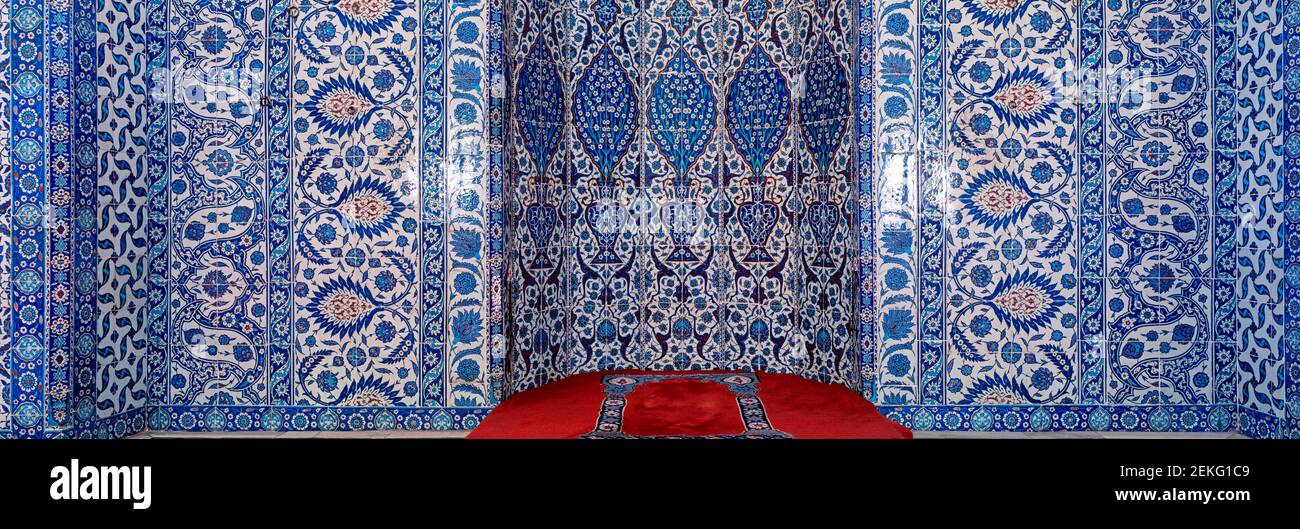 Piastrelle Iznik all'interno della Moschea Rustem Pasa, Istanbul, Turchia Foto Stock