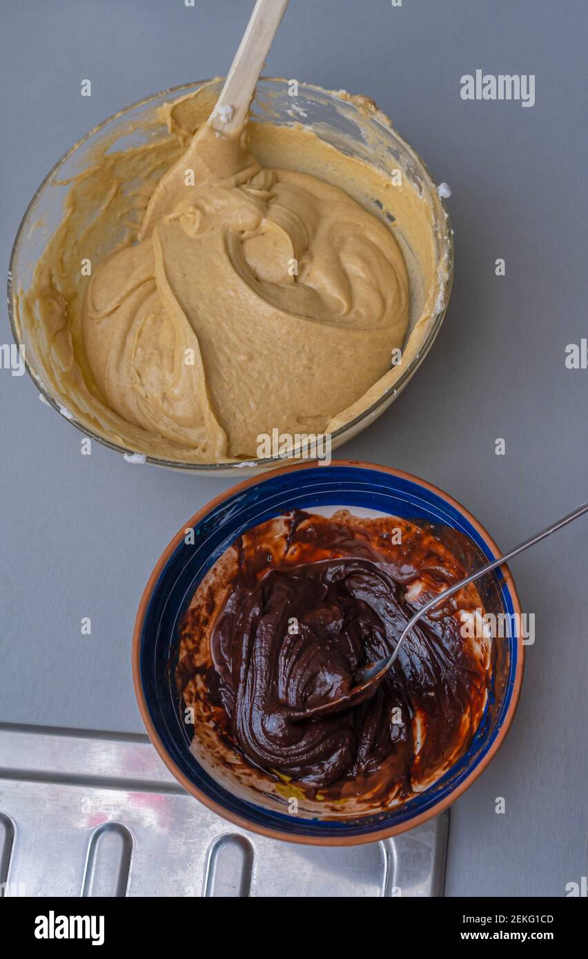 Parigi, Francia - 02 14 2021: Preparazione di una torta di cioccolato in marmo Foto Stock