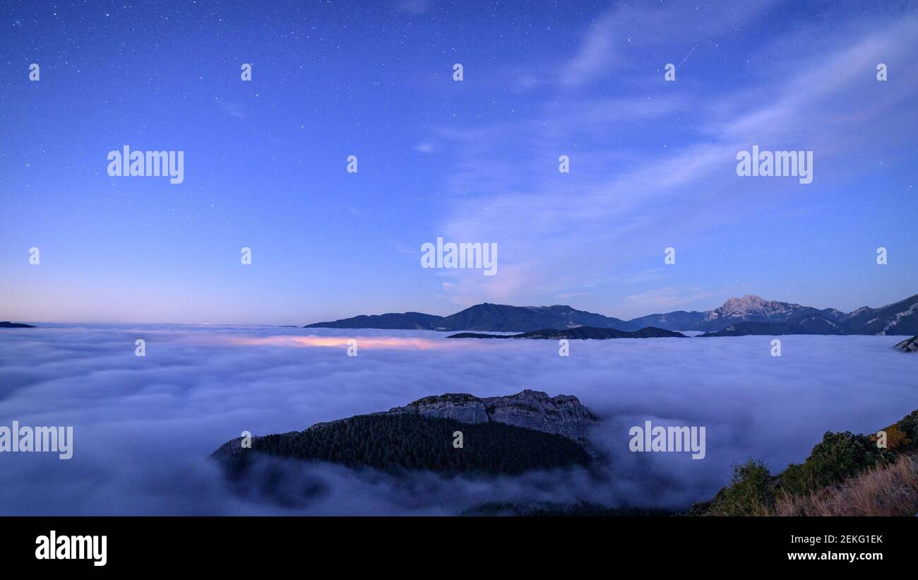 Alba vista dal punto di vista Devesa (col de Pal) su un mare di nuvole nel Parco Naturale di Cadí-Moixeró Foto Stock