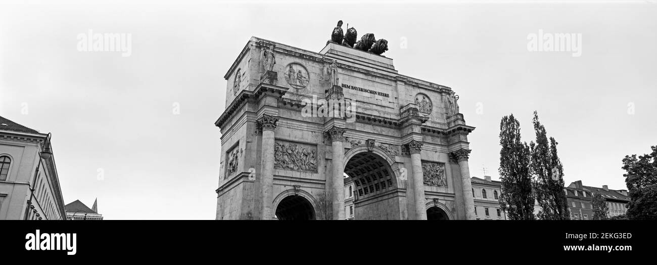 Vista in bianco e nero dall'angolo basso dell'Arco di Trionfo (Siegestor), Monaco, Baviera, Germania Foto Stock