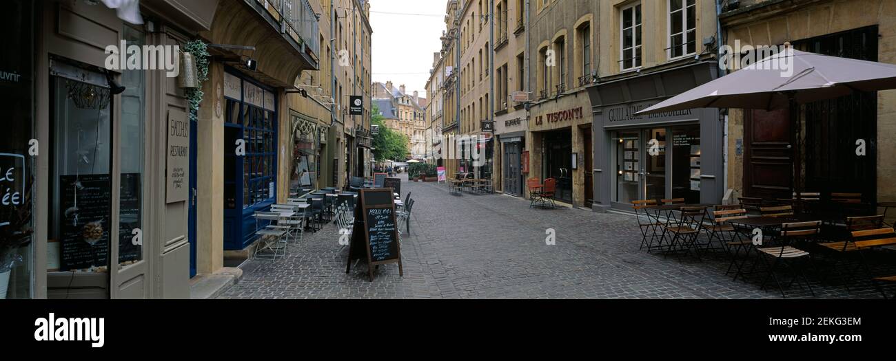 Strada acciottolata scena nel centro storico di Metz, Mosella, Francia Foto Stock