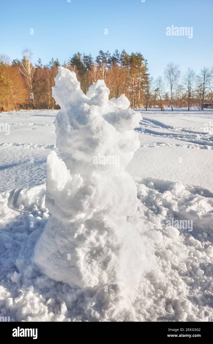 Snowman in una giornata invernale soleggiata. Foto Stock