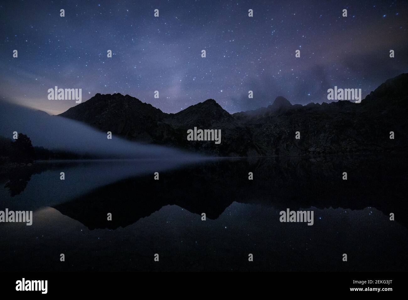 Estany Negre de Peguera (lago), di notte (Aigüestortes e Parco Nazionale Estany de Sant Maurici, Pirenei, Catalogna, Spagna) Foto Stock