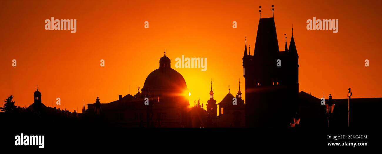 Torre del Ponte Carlo e cupola della Chiesa di San Francesco al tramonto, Praga, Repubblica Ceca Foto Stock