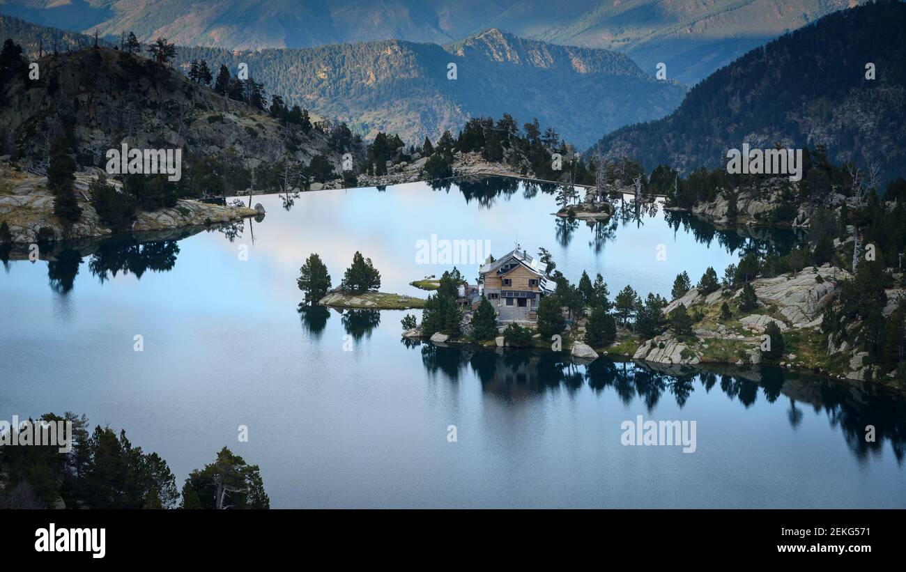 Rifugio Josep Maria Blanc e lago Estany Tort (Parco Nazionale Aigüestortes i Estany de Sant Maurici, Catalogna, Spagna, Pirenei) Foto Stock