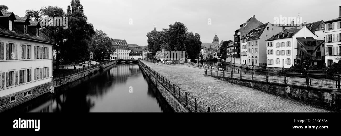 Città vecchia e canale in bianco e nero, Strasburgo, basso Reno, Francia Foto Stock