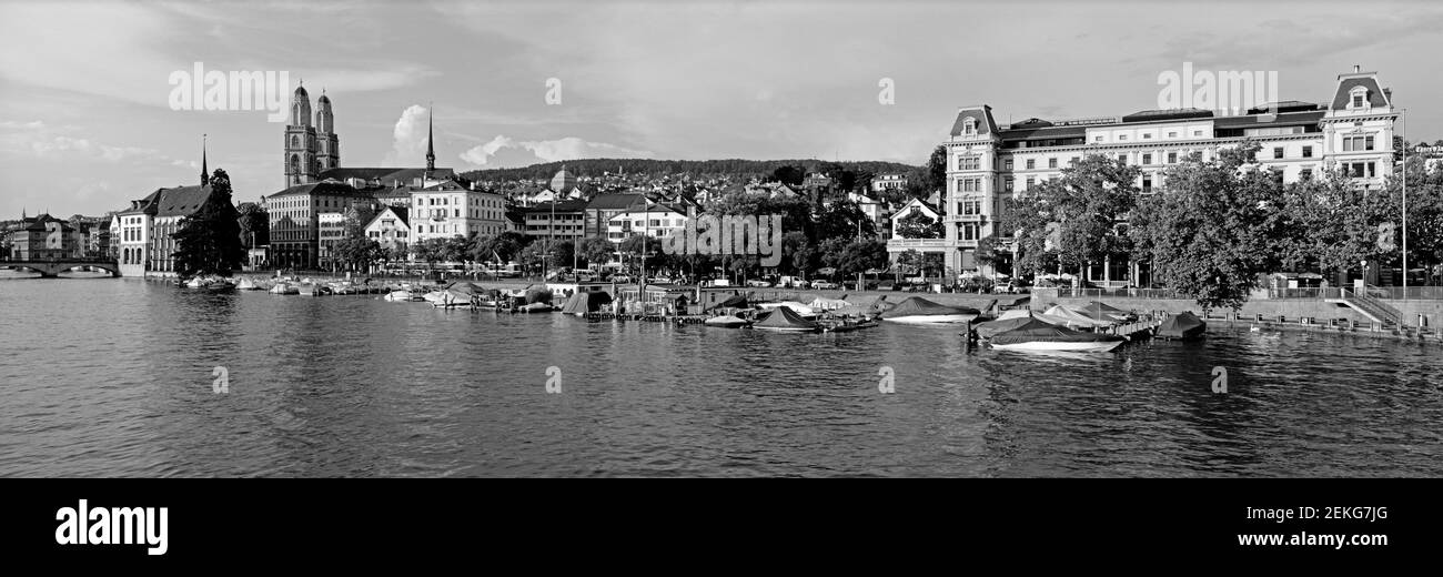 Vista in bianco e nero della città lungo il fiume Limmat, Zurigo, Zurigo Canton, Svizzera Foto Stock