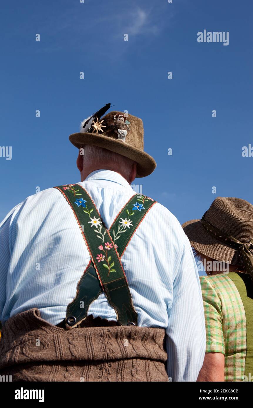 Germania Monaco Ottobre: (Oktoberfest) : una coppia più anziana che indossa abiti tradizionali. Uomo anziano che indossa lederhosen e donna che indossa un dirndl. Foto Stock