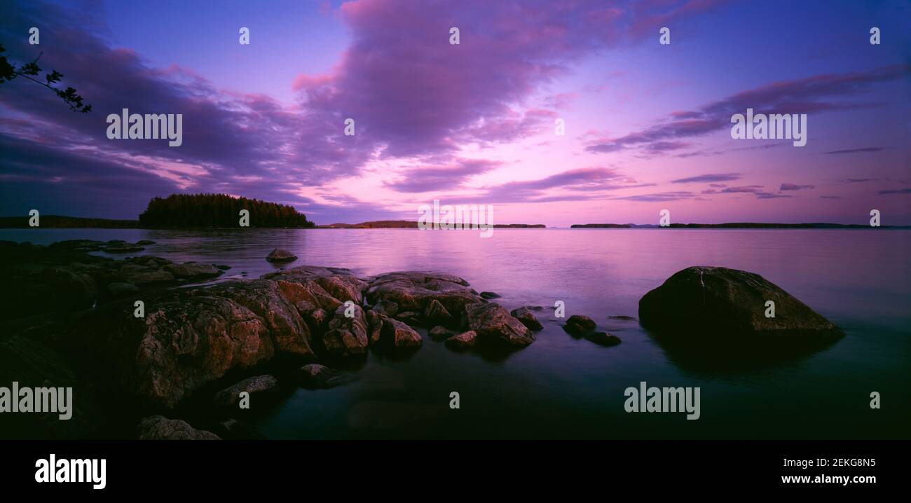 Lago sotto il cielo di Moody, Lago Pielinen, Eno, Carelia del Nord, Finlandia Foto Stock
