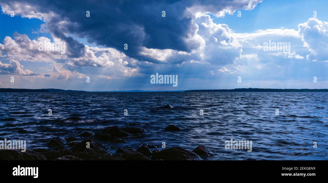 Lago sotto il cielo di Moody, Lago Pielinen, Eno, Carelia del Nord, Finlandia Foto Stock