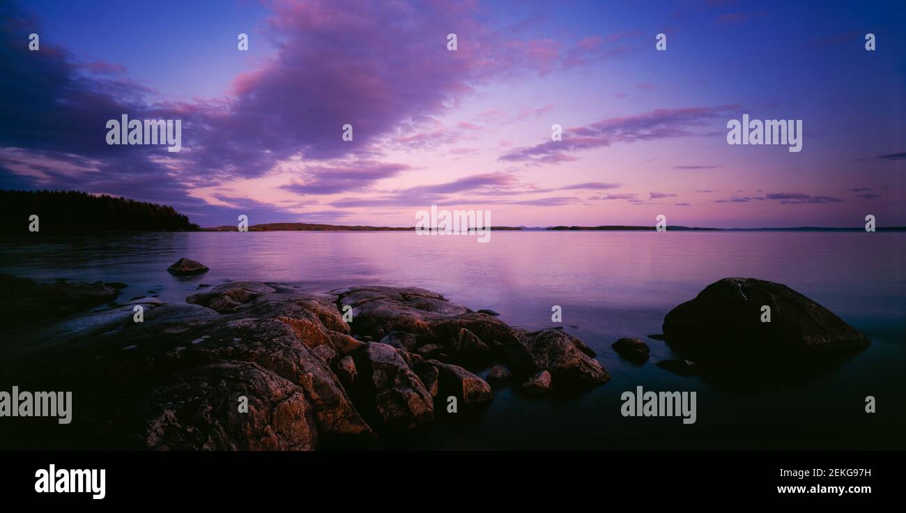 Lago sotto il cielo di Moody, Lago Pielinen, Eno, Carelia del Nord, Finlandia Foto Stock