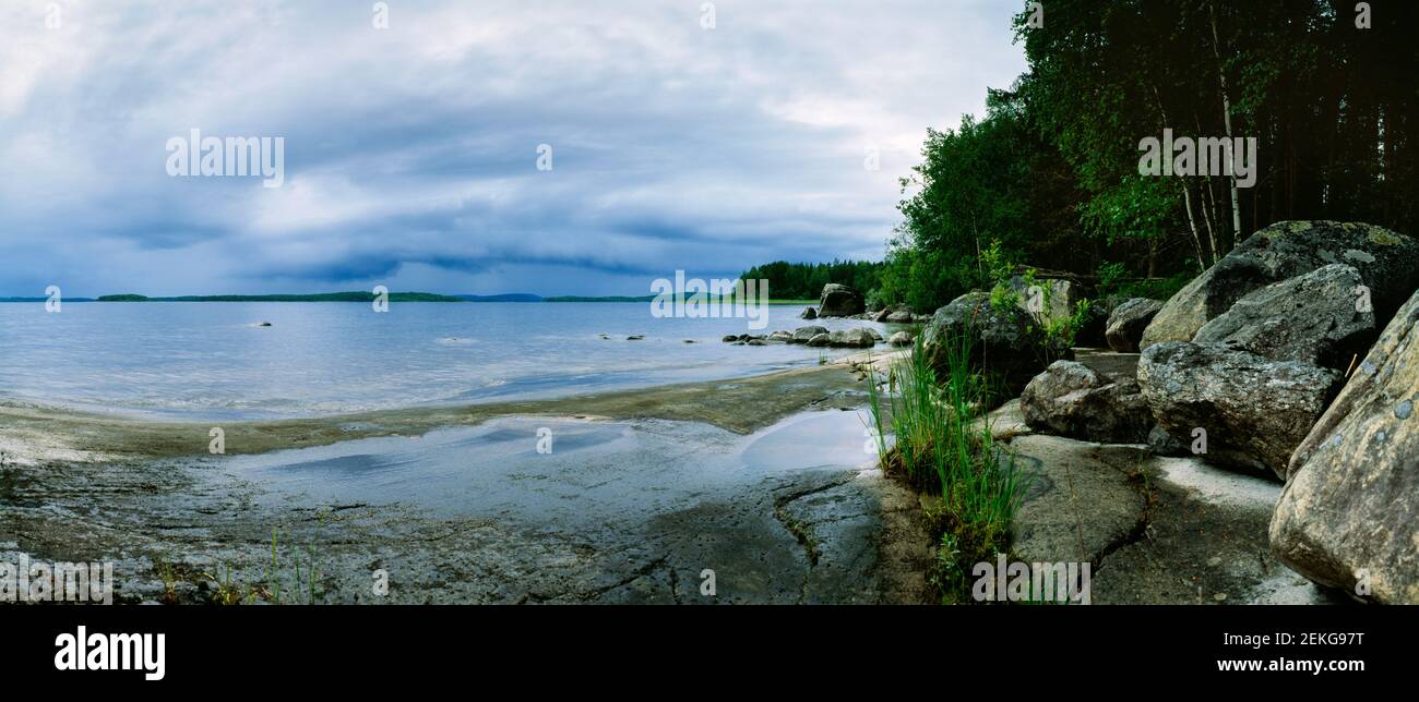 Lago sotto il cielo di Moody, Lago Pielinen, Eno, Carelia del Nord, Finlandia Foto Stock