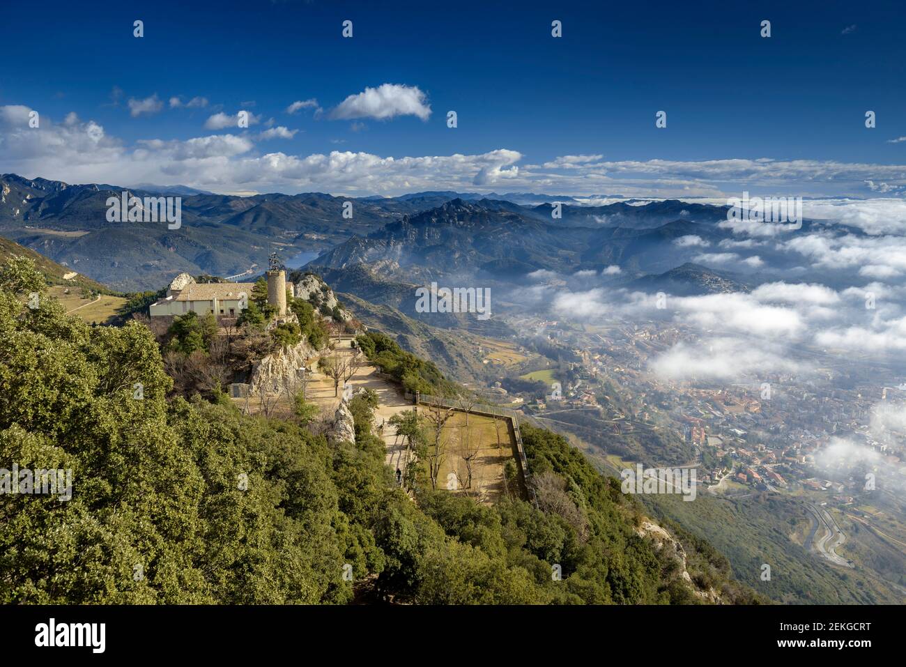 Santuario di Queralt visto su un mare di nuvole in inverno (provincia di Barcellona, Catalogna, Spagna) ESP: Santuario de Queralt sobre un mar de nubes Foto Stock