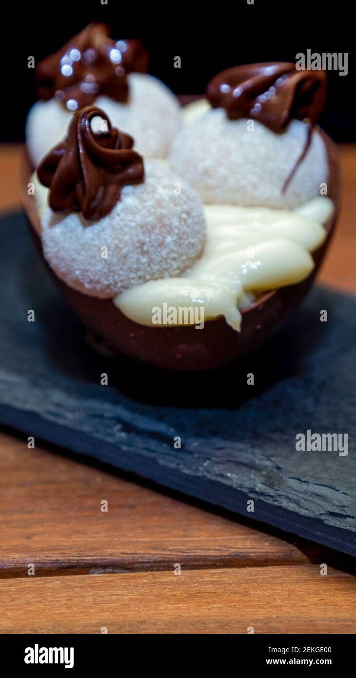 Uovo di pasqua al cioccolato sopra la pietra nera Foto Stock
