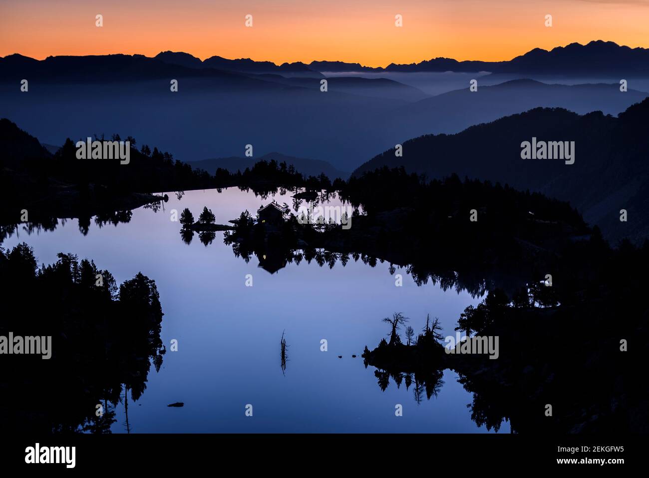 Alba al rifugio Josep Maria Blanc (Aigüestortes i Estany de Sant Maurici, Parco Nazionale, Catalogna, Spagna, Pirenei) Foto Stock