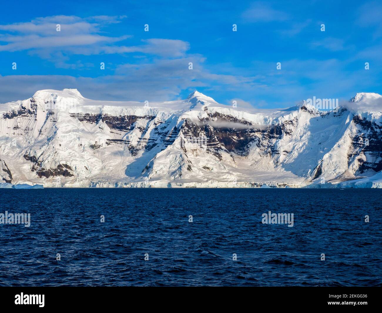 Paesaggio con montagne innevate e mare, canale di Neumayer, Antartide Foto Stock