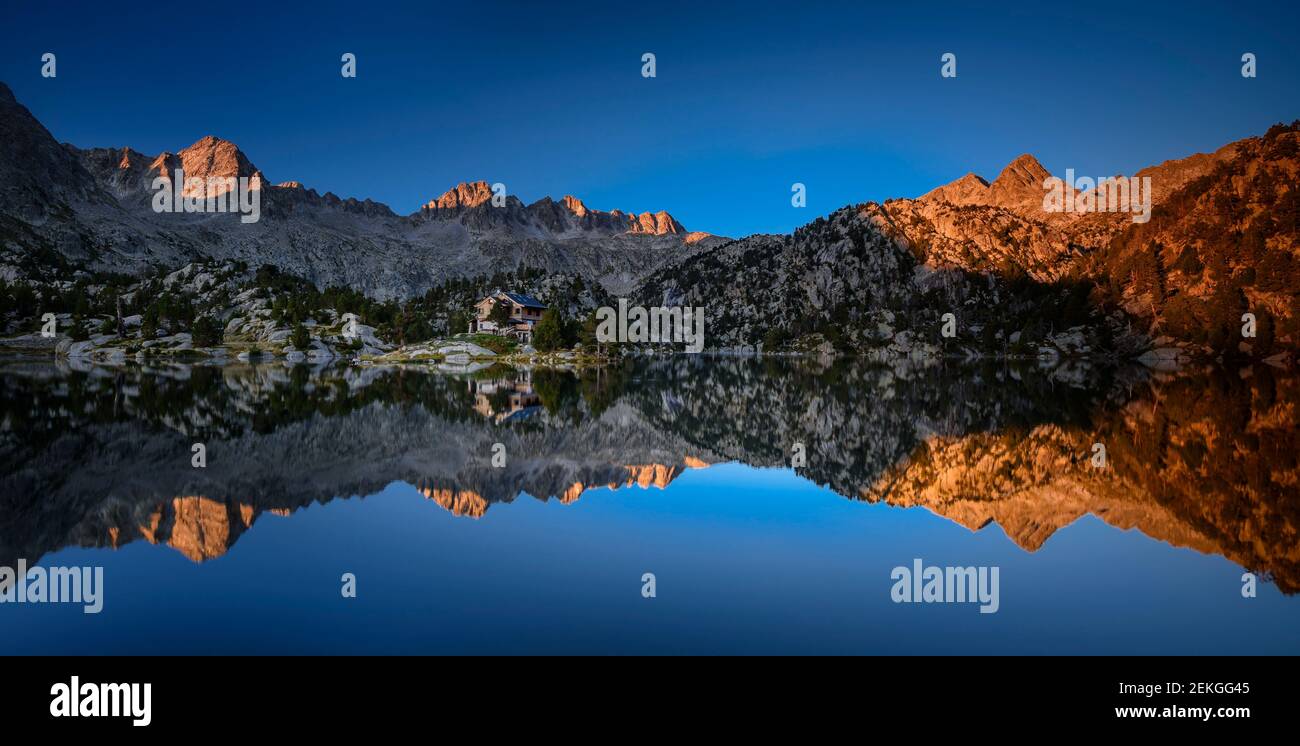 Alba al rifugio Josep Maria Blanc (Aigüestortes i Estany de Sant Maurici, Parco Nazionale, Catalogna, Spagna, Pirenei) Foto Stock