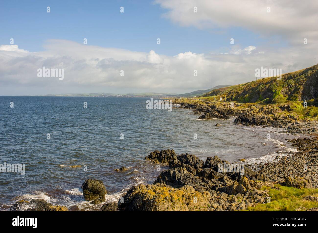 Guardando a nord lungo la costa dell'Ayrshire verso Girvan dal Kennedy's Pass sulla strada costiera per Stranraer. Foto Stock