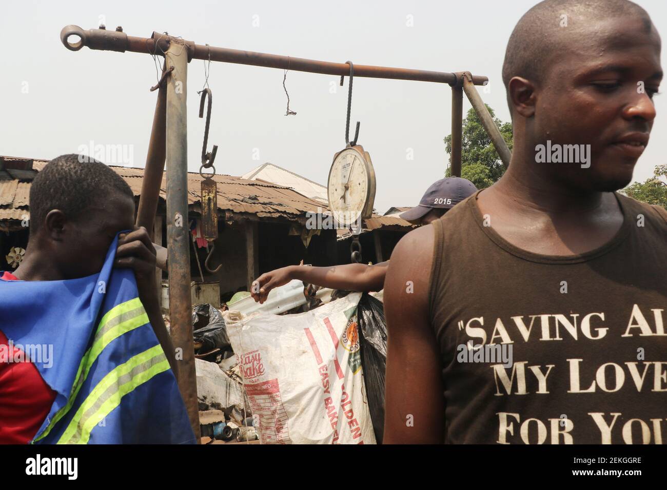 Calabar, capitale dello stato di Cross River, Nigeria. 23 febbraio 2021. Gli scavengers hanno discusso e aspettano per scalare la spazzatura. Un gruppo di vendicatori vive da una discarica di rifiuti, in un’ampia diffusione della disoccupazione in Nigeria. Foto Stock