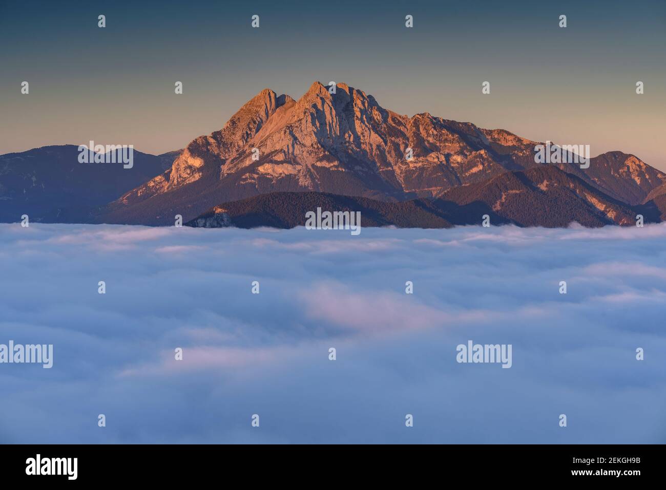 Alba dal punto di vista Devesa (col de Pal) verso Pedraforca (provincia di Barcellona, Catalogna, Pirenei, Spagna) Foto Stock