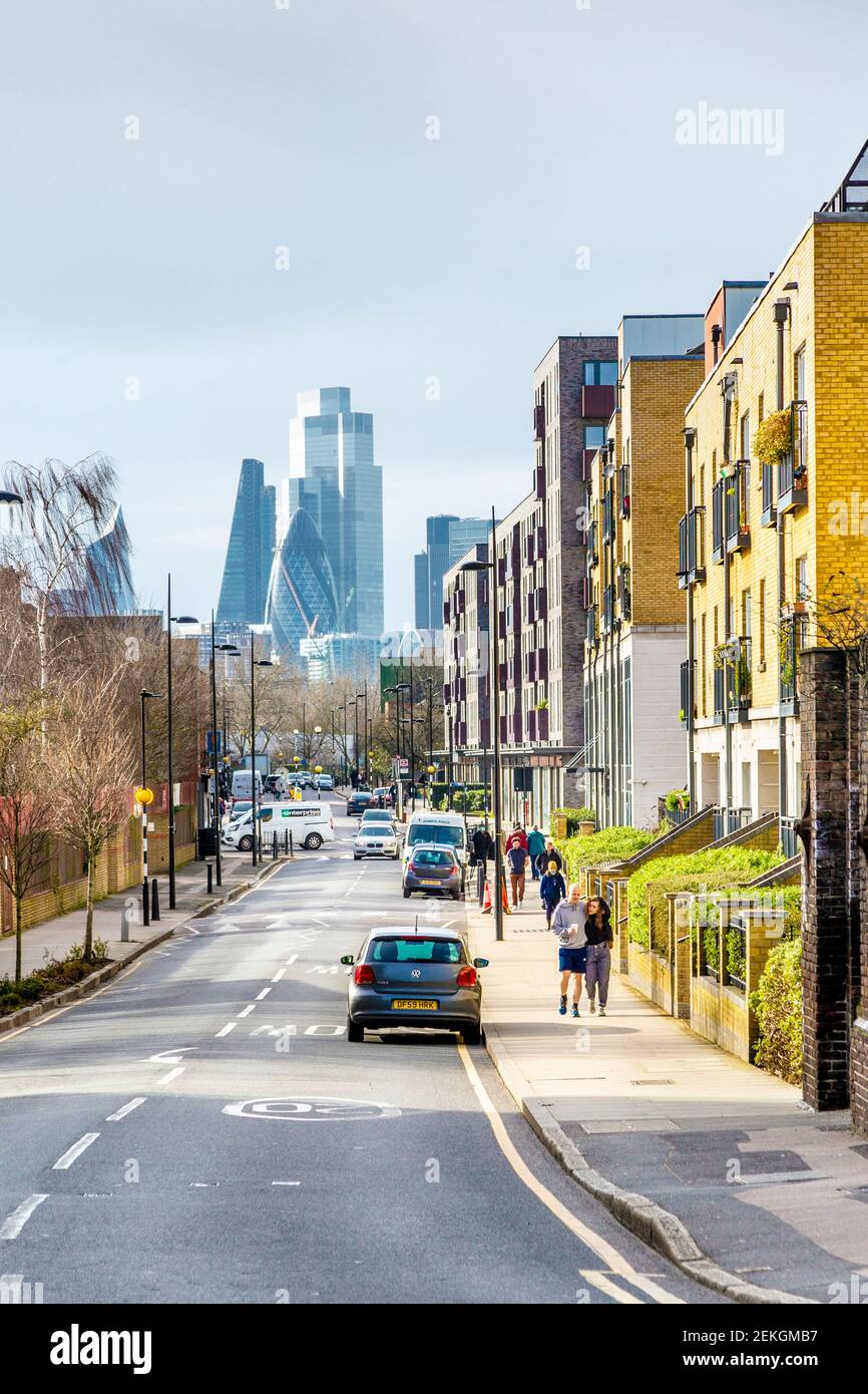 Ben Jonson Road a Stepney con i grattacieli della City of London sullo sfondo, Londra, Regno Unito Foto Stock