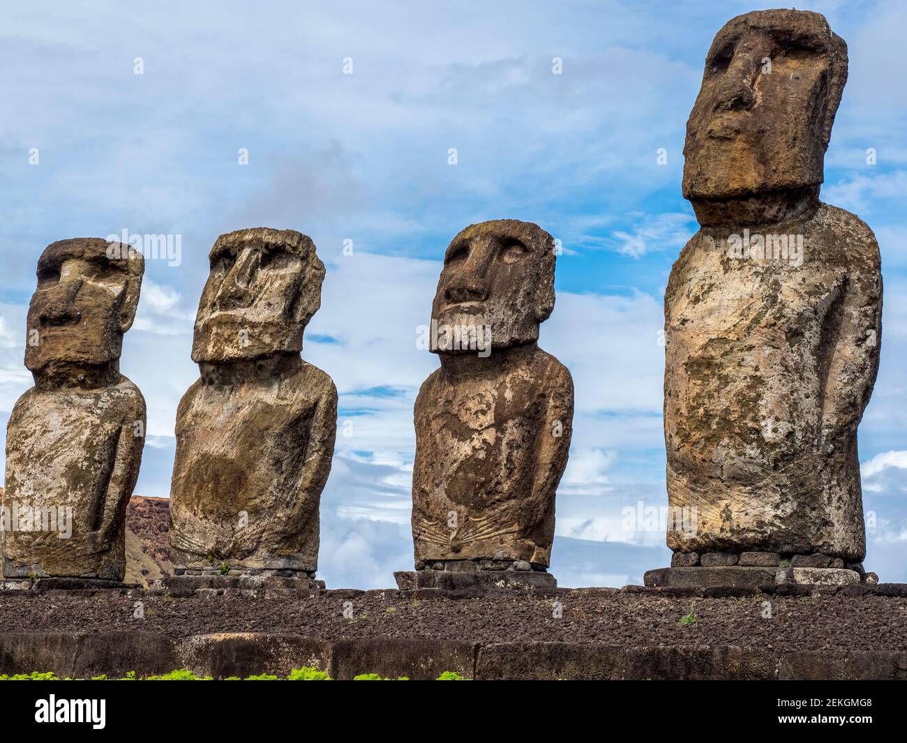 Dettaglio di quattro delle 15 statue di Moai, AHU Tongariki, Isola di Pasqua, Polinesia Cilena Foto Stock