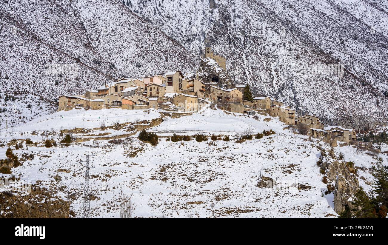 La città di Josa de Cadí, dopo una nevicata (Alt Urgell, Catalogna, Spagna, Pirenei) ESP: El pueblo de Josa de Cadí, tras una nevada (Alt Urgell) Foto Stock