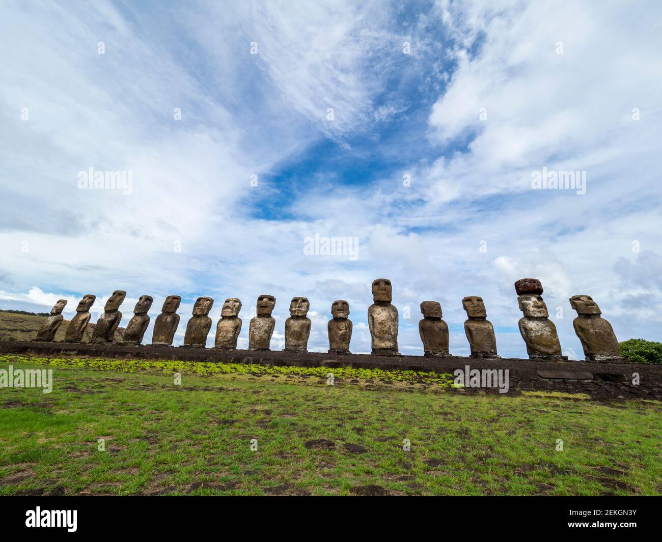 Ampia vista di moai a AHU Tongariki, Isola di Pasqua, Polinesia Cilena Foto Stock