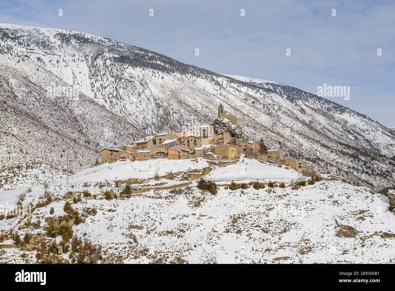 La città di Josa de Cadí, dopo una nevicata (Alt Urgell, Catalogna, Spagna, Pirenei) ESP: El pueblo de Josa de Cadí, tras una nevada (Alt Urgell) Foto Stock