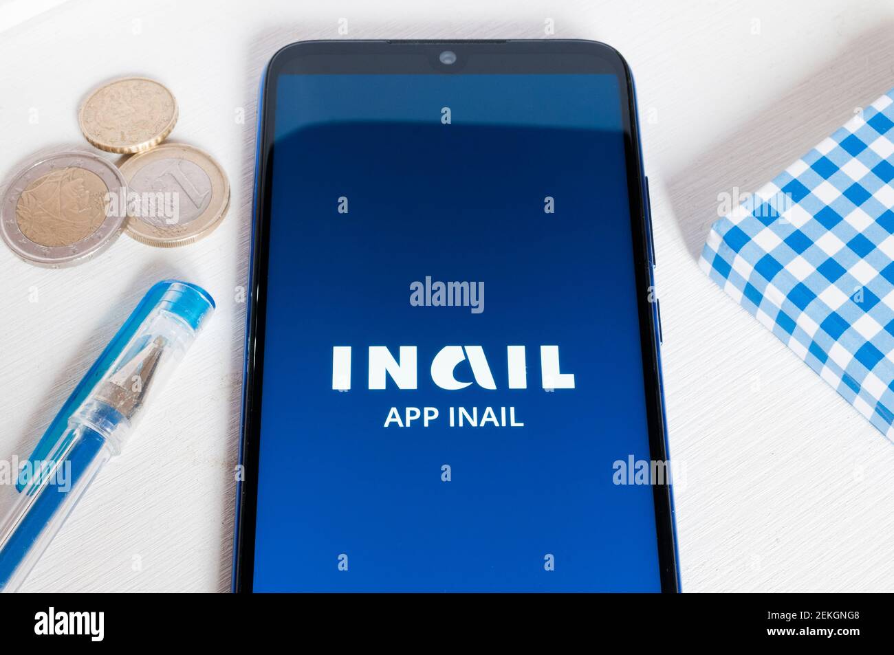Carrara, Italia - 22 febbraio 2021 - smartphone con l'app INAIL (Istituto Nazionale Italiano per l'assicurazione contro gli infortuni sul lavoro) su un bianco Foto Stock