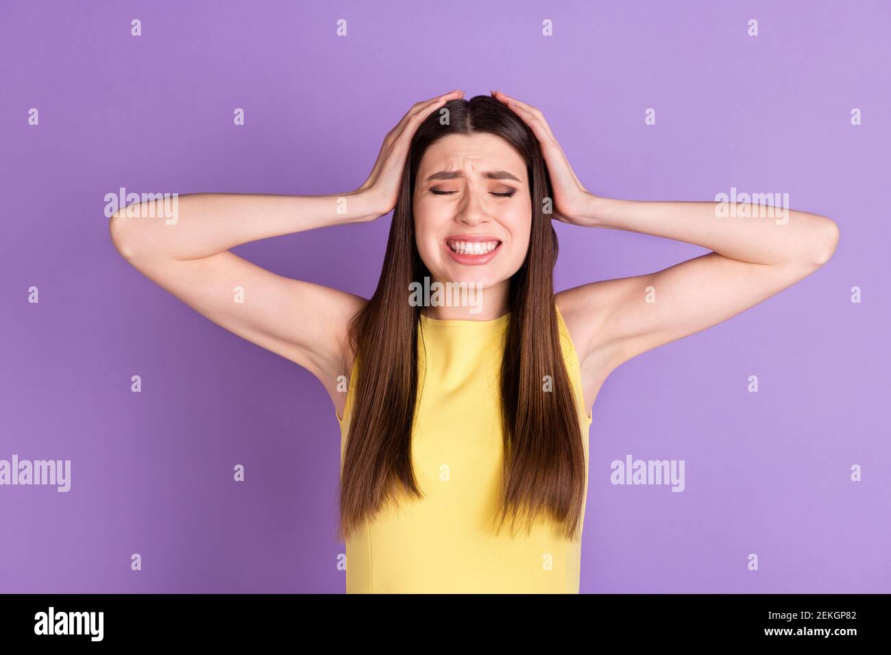 Ritratto di attraente ragazza disperata che soffre terribili notizie isolato sopra viola viola colore pastello sfondo Foto Stock