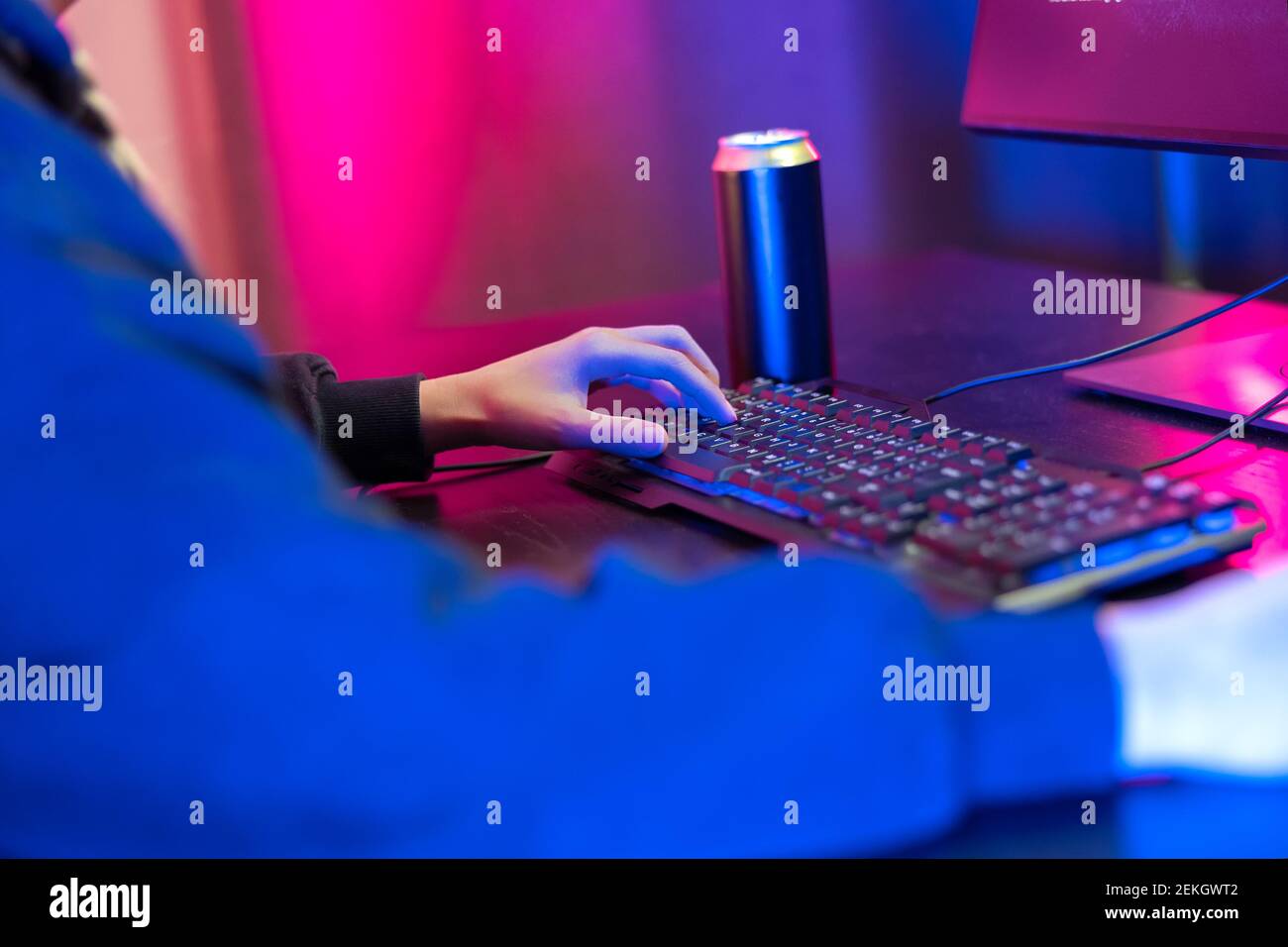 Primo piano di gioco pro cyber sport gamer con tastiera e mouse Foto Stock