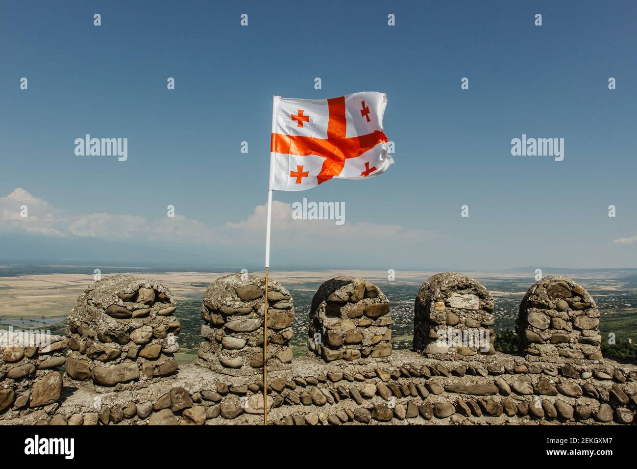 Bandiera del paese della Georgia, Europa. Conosciuta come la bandiera a cinque croci. Georgiano National Symbol. Rettangolo bianco con una grande croce rossa al centro e quattro Foto Stock